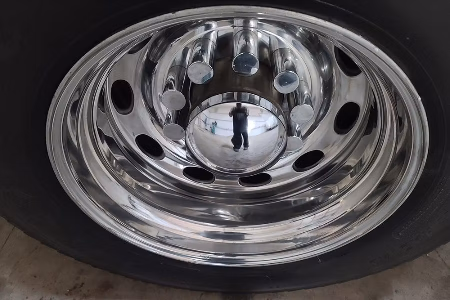 BullSnot Alum A Bull Aluminum Wheel Cleaner and Polish
