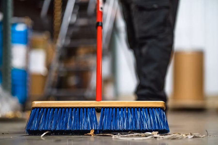 Zip's Broom w/ Extendable Handle 18" Wide