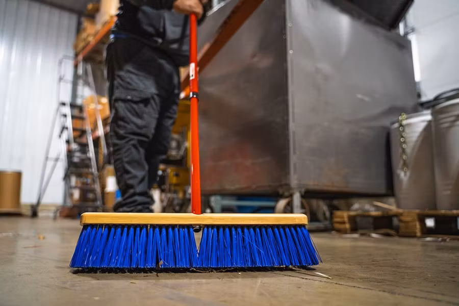 Zip's Broom w/ Extendable Handle 18" Wide